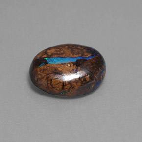 7.80カラットの天然マルチカラーボルダーオパール（13.7×11.8 mm・オーバルカット）