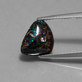 3.13カラットの天然マルチカラーボルダーオパール（10.8×8.6 mm・ファンシーシェイプ）