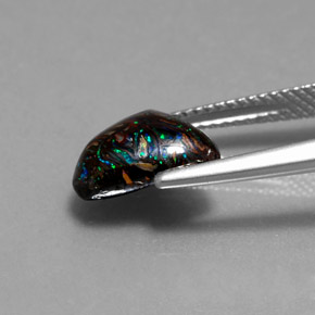3.13カラットの天然マルチカラーボルダーオパール（10.8×8.6 mm・ファンシーシェイプ）