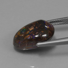12.14カラットの天然マルチカラーボルダーオパール（16.6×13.3 mm・ファンシーシェイプ）