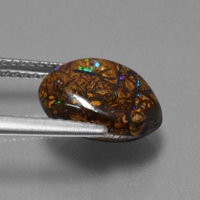 3.94カラットの天然マルチカラーボルダーオパール（11.5×9.4 mm・ファンシーシェイプ）