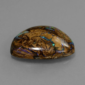 7.07カラットの天然マルチカラーボルダーオパール（17.6×13.1 mm・ファンシーシェイプ）