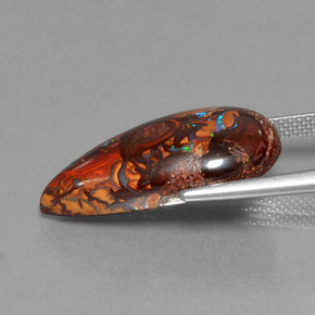 11.35カラットの天然マルチカラーボルダーオパール（23.2×11.4 mm・洋梨の形）