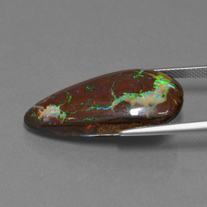 22.94カラットの天然マルチカラーボルダーオパール（29.2×14.7 mm・洋梨の形）