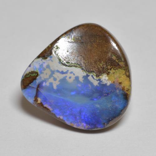 7.43カラットの天然マルチカラーボルダーオパール（15.3×14.6 mm・洋梨の形）