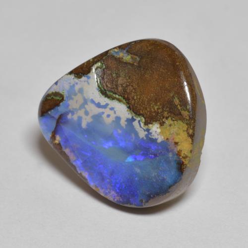 7.43カラットの天然マルチカラーボルダーオパール（15.3×14.6 mm・洋梨の形）