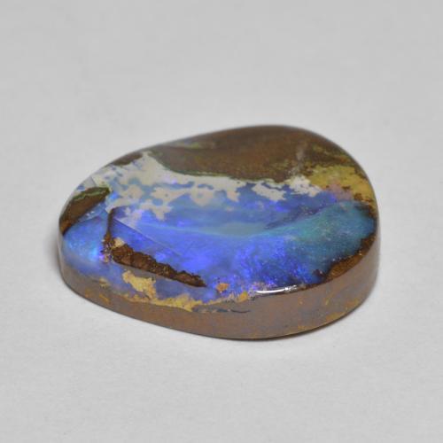 7.43カラットの天然マルチカラーボルダーオパール（15.3×14.6 mm・洋梨の形）