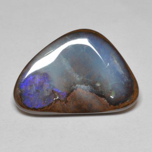 12.56カラットの天然マルチカラーボルダーオパール（21.2×14.4 mm・ファンシーシェイプ）