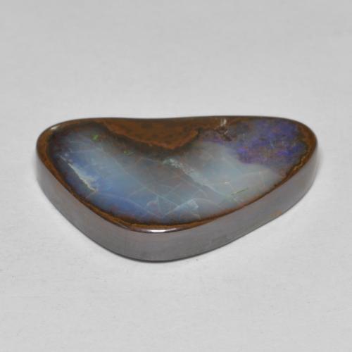 12.56カラットの天然マルチカラーボルダーオパール（21.2×14.4 mm・ファンシーシェイプ）