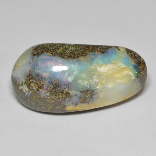16.91カラットの天然マルチカラーボルダーオパール（26.5×13.1 mm・ファンシーシェイプ）