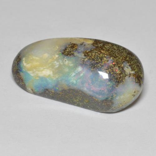 16.91カラットの天然マルチカラーボルダーオパール（26.5×13.1 mm・ファンシーシェイプ）