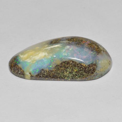 16.91カラットの天然マルチカラーボルダーオパール（26.5×13.1 mm・ファンシーシェイプ）