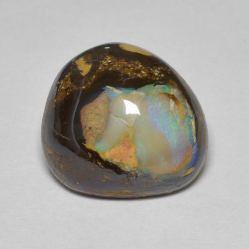 8.07カラットの天然マルチカラーボルダーオパール（14×13 mm・ファンシーシェイプ）