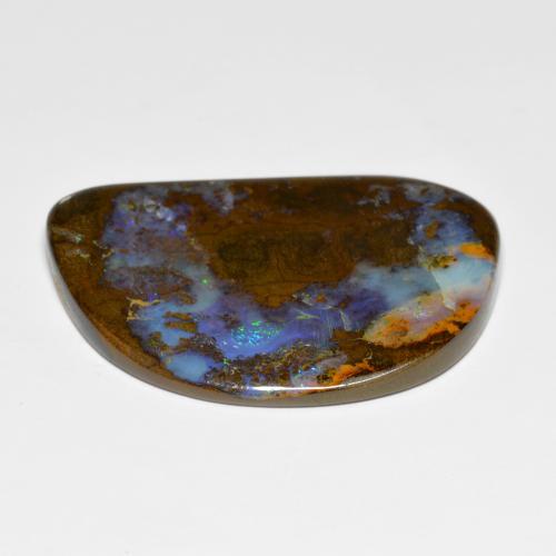 49.06カラットの天然マルチカラーボルダーオパール（41.3×29.8 mm・ファンシーシェイプ）