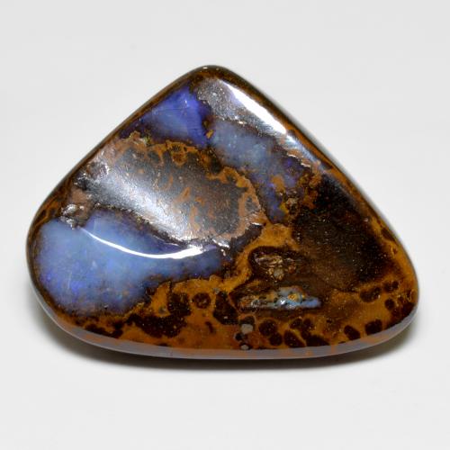 67.66カラットの天然マルチカラーボルダーオパール（35.5x26.4 mm・ファンシーシェイプ）