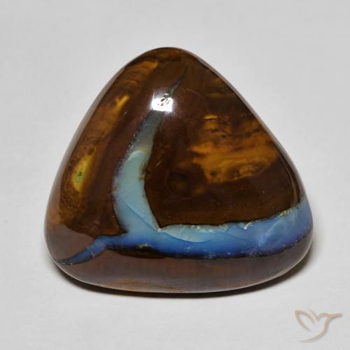25.50カラットの天然マルチカラーボルダーオパール（22.1×21.4 mm・トリリアント）