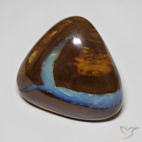 25.50カラットの天然マルチカラーボルダーオパール（22.1×21.4 mm・トリリアント）