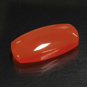 17.62カラットの天然レッドオレンジカーネリアン（25.3×12.3 mm・透明）