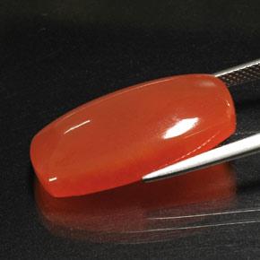 17.62カラットの天然レッドオレンジカーネリアン（25.3×12.3 mm・透明）