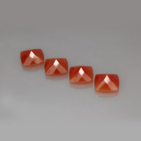 カラットの天然レッドオレンジカーネリアン（10×10 mm・クッションカット）