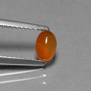 0.47カラットの天然オレンジカーネリアン（5.8×3.9 mm・透明）