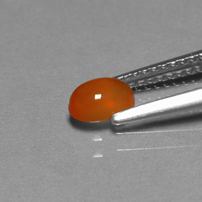 0.47カラットの天然オレンジカーネリアン（5.8×3.9 mm・透明）