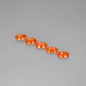 カラットの天然オレンジカーネリアン（7×5.2 mm・透明）