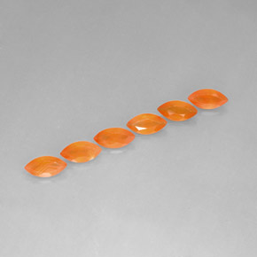 カラットの天然オレンジカーネリアン（8×4 mm・透明）