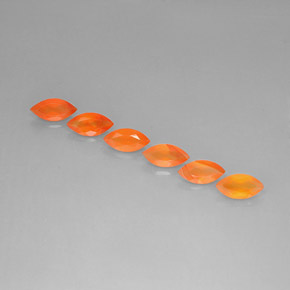 カラットの天然オレンジカーネリアン（8.2×3.9 mm・透明）