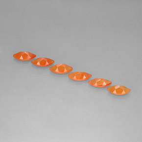 カラットの天然オレンジカーネリアン（8.2×3.9 mm・透明）