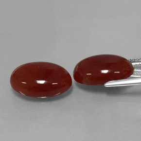 カラットの天然茶色がかった赤カーネリアン（13.8×10 mm・オーバルカット）