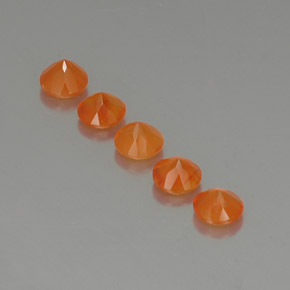 カラットの天然オレンジカーネリアン（5.01 mm・透明）