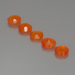 カラットの天然オレンジカーネリアン（5.04 mm・透明）