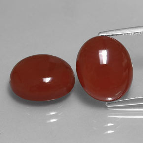 カラットの天然レッドカーネリアン（13.1×11 mm・オーバルカット）