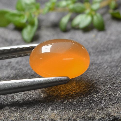 1.33カラットの天然ミディアムオレンジカーネリアン（8.1×6.1 mm・オーバルカット）
