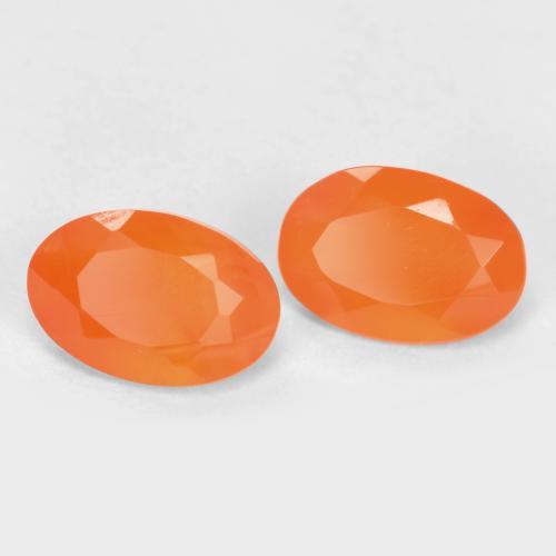 0.77カラットの天然濃いオレンジカーネリアン（6.1×4 mm・オーバルカット）