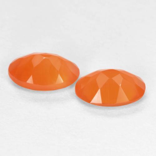 0.77カラットの天然濃いオレンジカーネリアン（6.1×4 mm・オーバルカット）