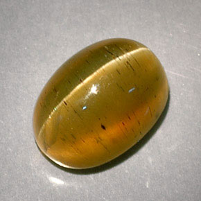 3.32カラットの天然ハニーCat's Eye Apatite（9.2×6.8 mm・オーバルカット）