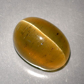 3.32カラットの天然ハニーCat's Eye Apatite（9.2×6.8 mm・オーバルカット）