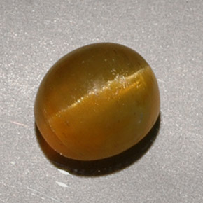1.90カラットの天然ハニーCat's Eye Apatite（6.9×6.2 mm・オーバルカット）