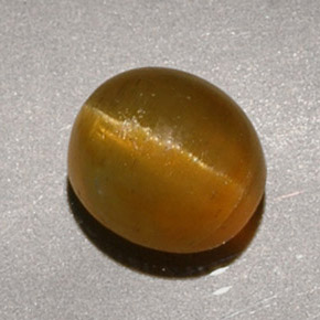 1.90カラットの天然ハニーCat's Eye Apatite（6.9×6.2 mm・オーバルカット）