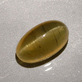 1.96カラットの天然緑ががかったゴールドキャッツアイアパタイト、オーバルカット、半透明
