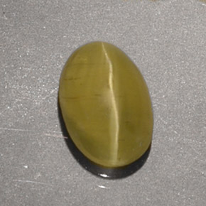 1.40カラットの天然緑がかったゴールドCat's Eye Apatite（7.7×5.3 mm・オーバルカット）