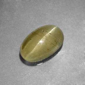 0.96カラットの天然イエローグリーンCat's Eye Apatite（7.4×4.7 mm・透明）