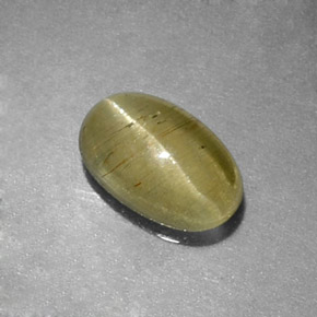 0.96カラットの天然イエローグリーンCat's Eye Apatite（7.4×4.7 mm・透明）
