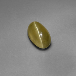 1.94カラットの天然ゴールデングリーンCat's Eye Apatite（8.6×5.4 mm・透明）