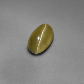 1.94カラットの天然ゴールデングリーンCat's Eye Apatite（8.6×5.4 mm・透明）