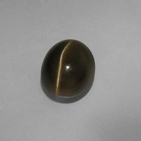 5.70カラットの天然ゴールデングリーンCat's Eye Apatite（10.7×8.8 mm・オーバルカット）