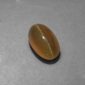 2.41カラットの天然ゴールデングリーンCat's Eye Apatite（9×5.7 mm・透明）