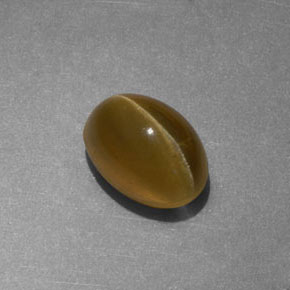 2.71カラットの天然ゴールデングリーンCat's Eye Apatite（8.6×6.1 mm・透明）